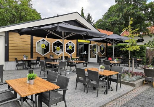 Restaurant De Bijenkorf terras.jpg